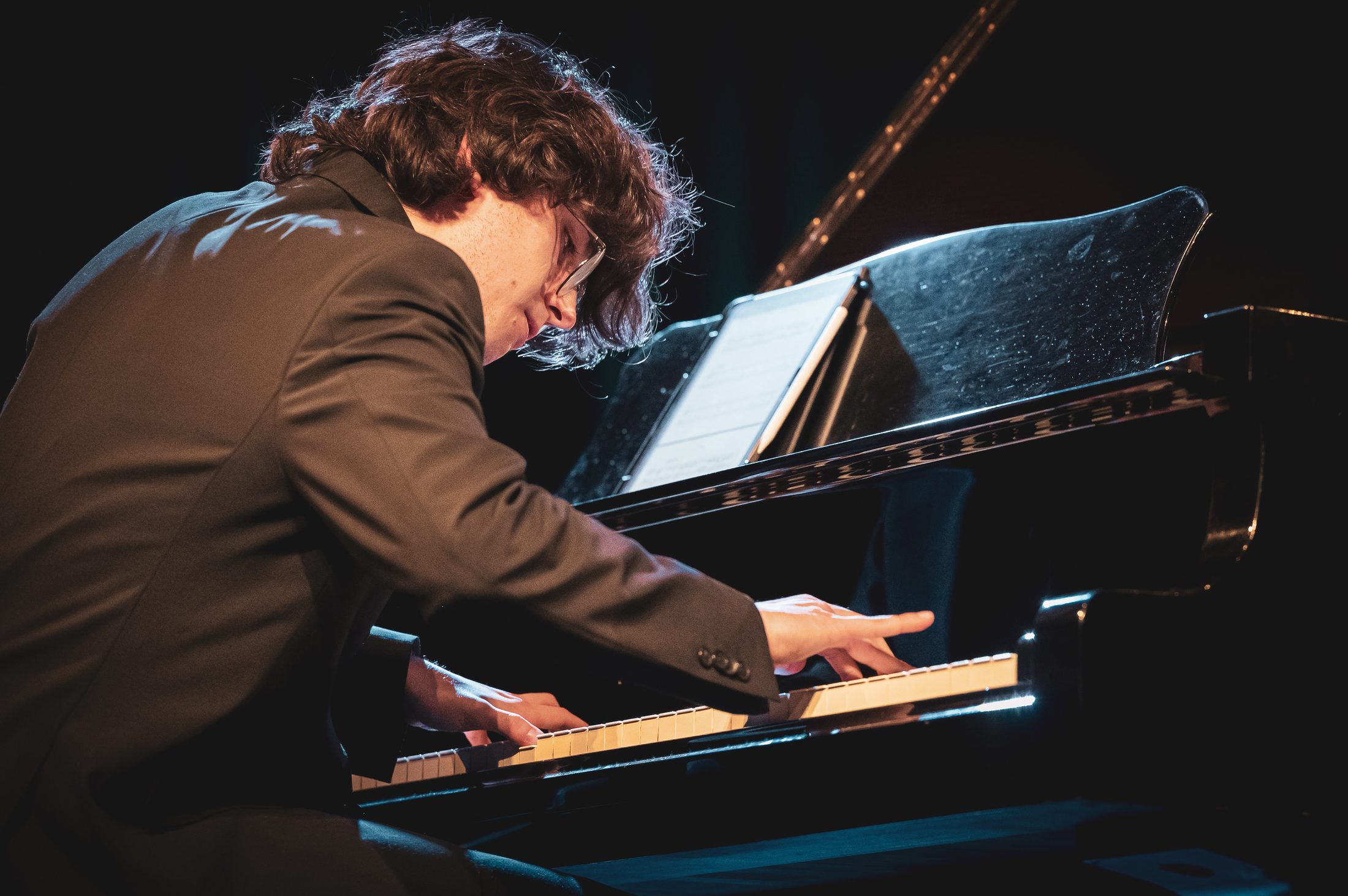 Ilirian Patrício Ahmeti performing at the piano