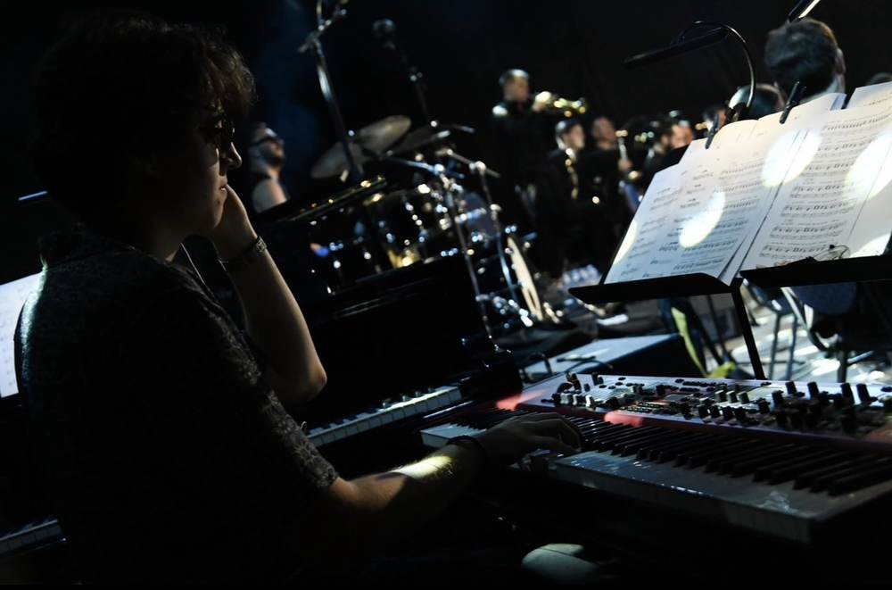 Ilirian on keys with band